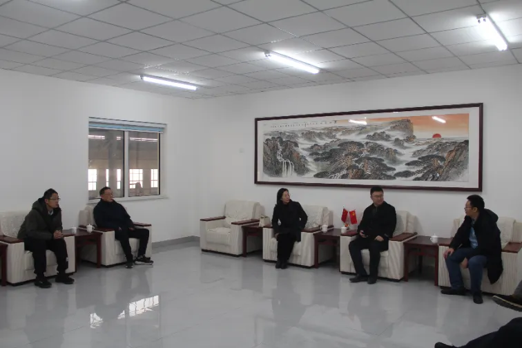 ​Recebendo uma delegação da Universidade de Arquitetura de Shandong para visitar a fábrica e explorar a colaboração